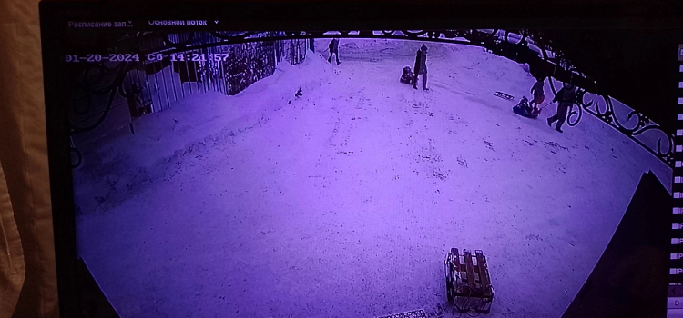 Госпитализировали в тяжёлом состоянии: в Ярославле во время катания с горки пострадали дети