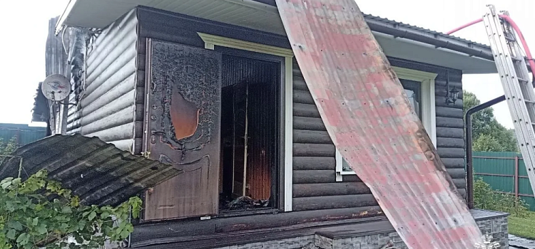В Ярославской области из-за грозы загорелся дачный дом