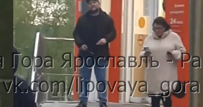 В Ярославле мужчина достал нож и угрожал детям