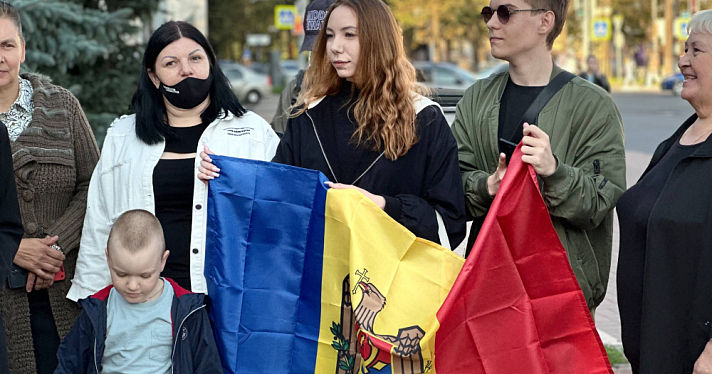 «Мы не забыли про родину»: молдаване в Ярославле вышли на акцию протеста, требуя избирательных участков в России