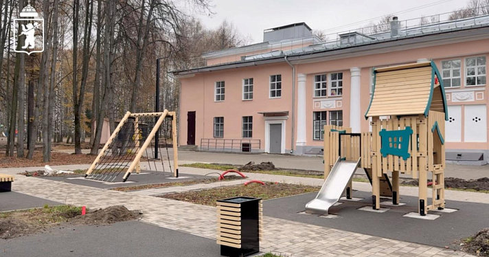 В ярославских скверах устанавливают детские городки и спортивные тренажёры