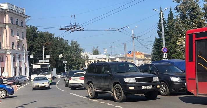 В День знаний центр Ярославля встал в пробку