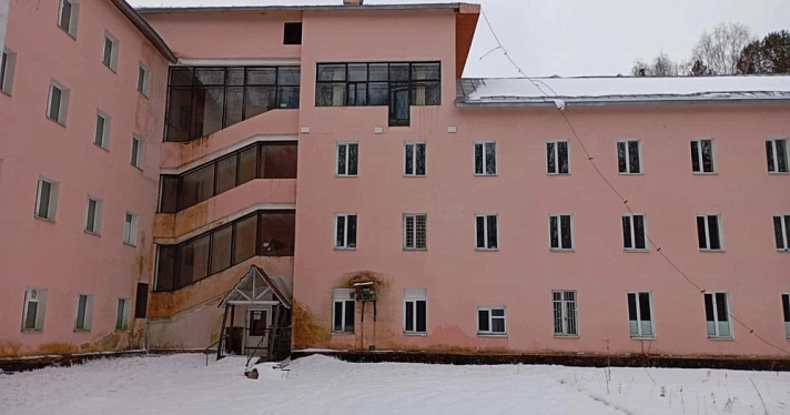 В посёлке Ярославской области продают бывший больничный комплекс