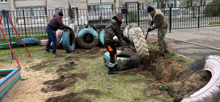 «И дышится легче»: ярославцы ломают клумбы и заборы в виде покрышек во дворах_295916