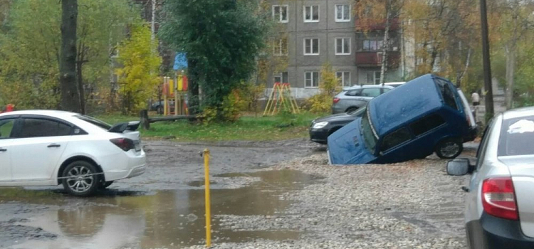 В ярославском дворе машина провалилась в яму