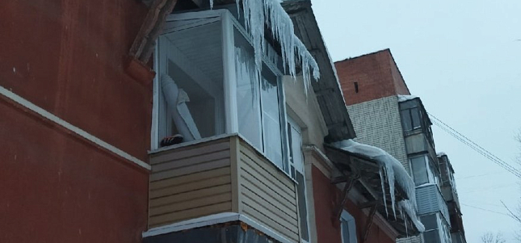 «Не знаешь, откуда прилетит!»: ярославцы массово жалуются на свисающие с крыш сосульки_204884