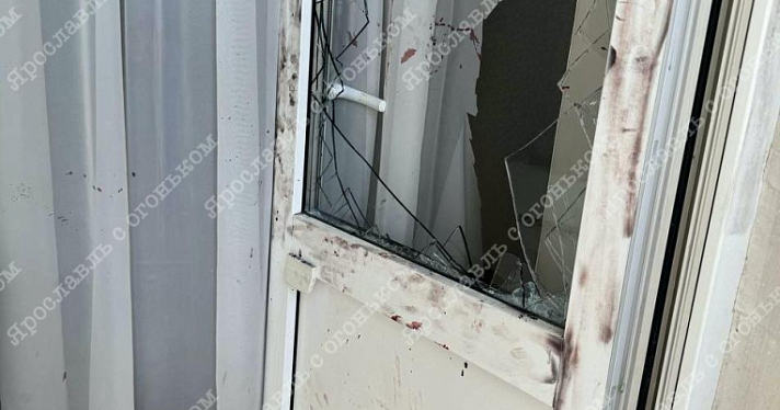 В Ярославле неадекватный мужчина с утюгом ворвался в чужую квартиру, выбив дверь балкона