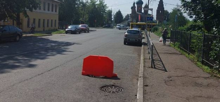 «Обнаружили повреждение на канализационном коллекторе»: провал асфальта на улице Чайковского устранят
