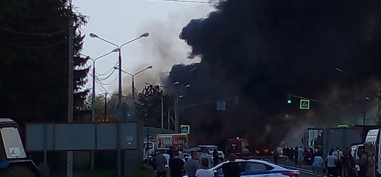 Под Ярославлем погибла бригада скорой помощи: в результате аварии взорвался бензовоз_219305