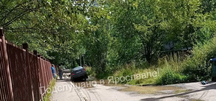 В Дзержинском районе Ярославля легковушка провалилась в яму на дороге_278692