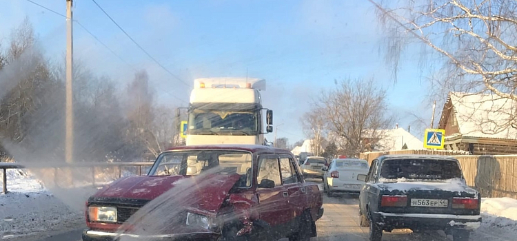 В Ярославской области произошло массовое ДТП с участием автомобиля «Почты России»_228703