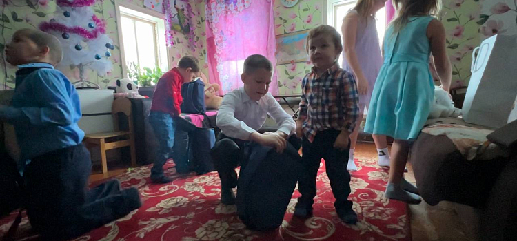 Семьи участников СВО и многодетные семьи из Ярославской области поблагодарили помощника президента РФ Дмитрия Миронова за новогоднюю акцию «Машина чудес»_289842