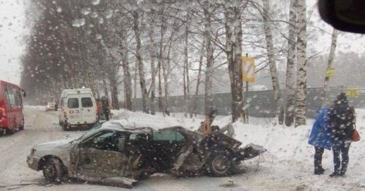 В Ярославском районе при ДТП машина превратилась в груду металлолома  