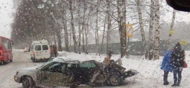 В Ярославском районе при ДТП машина превратилась в груду металлолома  