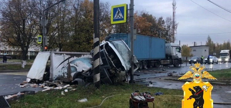 В Ярославской области около железнодорожного вокзала в ДТП погиб водитель