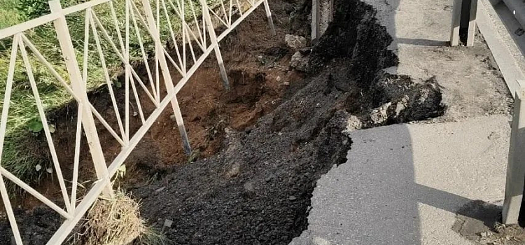 В Ярославле устраняют последствия провала тротуара на окружной дороге_319985