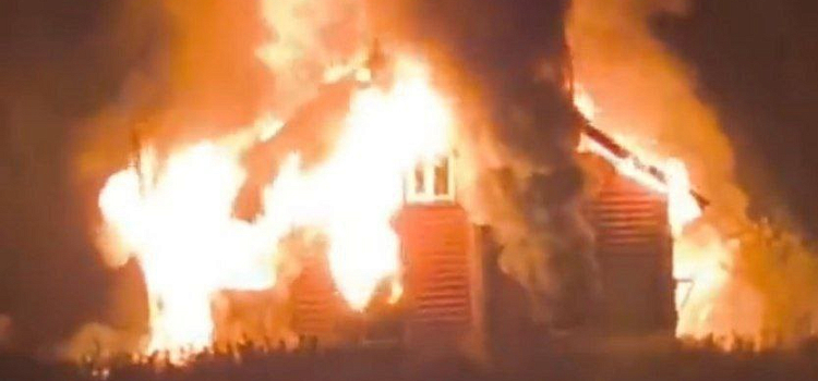 В селе под Ярославлем пожар уничтожил дом многодетной семьи_303558