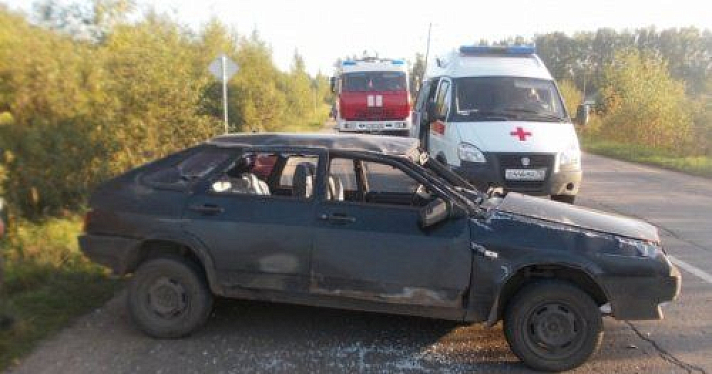 В Рыбинском районе столкнулись легковой автомобиль и мопед