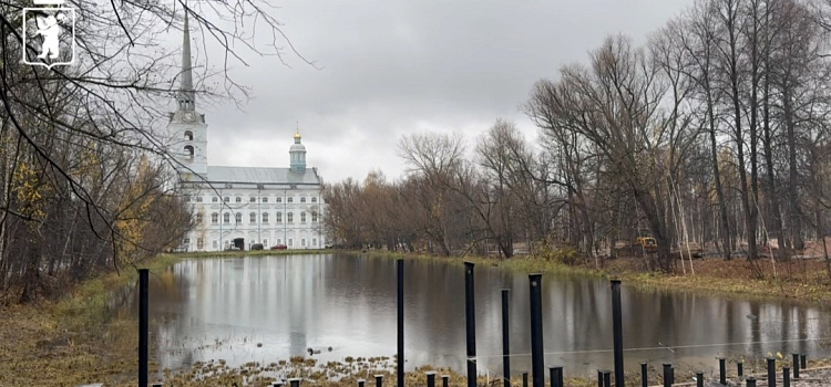 В Петропавловском парке Ярославля оформляют пешеходные дорожки_306204