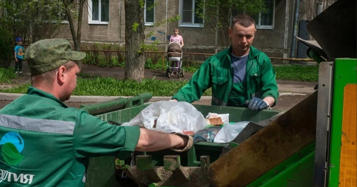 Горжусь, что делаю город чище: водитель мусоровоза развеял мифы о своей работе 
