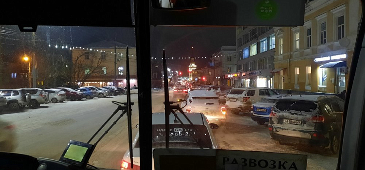 Утром из-за снегопада и ДТП ярославцы встали в 10-балльные пробки