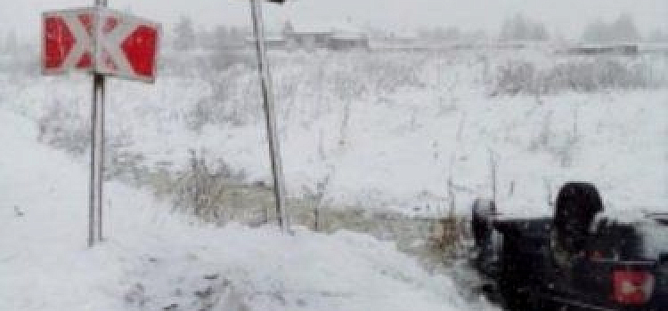 В Гаврилов-Ямском районе иномарка угодила в кювет и перевернулась на крышу 