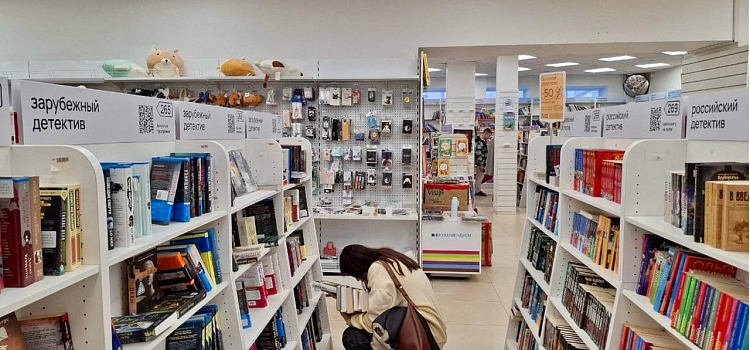 Читай, Ярославль: жители города выстроились в очереди в закрывающемся книжном магазине_313377