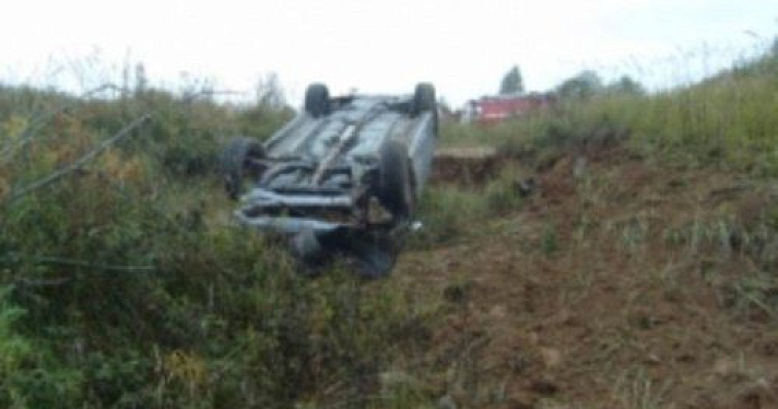 В Тутаевском районе «Тойота» угодила в кювет и перевернулась на крышу 