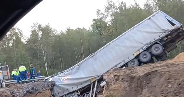 В Ярославской области фура в результате ДТП съехала в кювет
