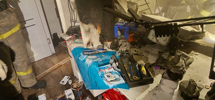 В ярославской многоэтажке в результате странного хлопка выбило рамы на лоджии_307517