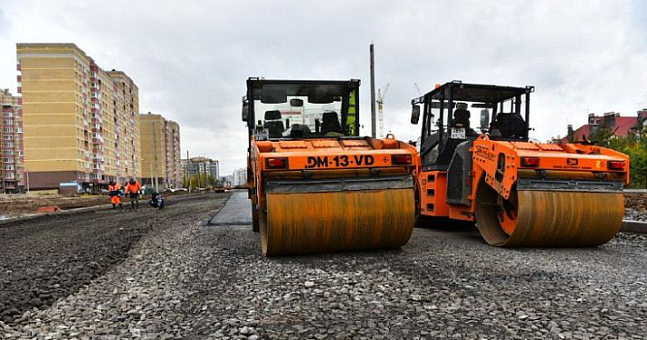 «Динамика положительная, коммуникации установлены, работы по дорожной одежде полностью завершены». Ринат Бадаев и Виталий Кук проверили ход ремонта на Панина