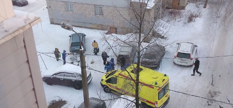Фото дня. Ярославцы увидели из окон труп