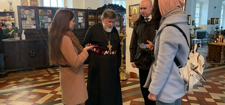 Кровавое пятно в Храме Петра и Павла: настоятель раскрыл тайну городской легенды