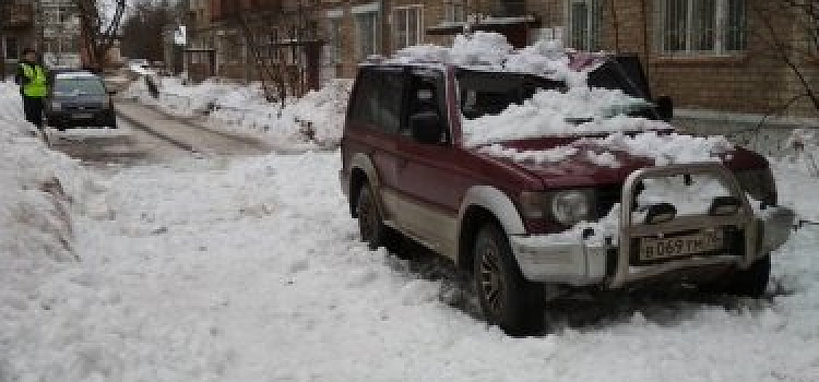 На улице Гагарина в Ярославле снег упал на машину, внутри которой находились пассажиры