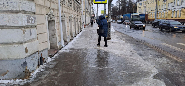 Природа открыла в городе каток: десять самых «убойных» ярославских тротуаров
