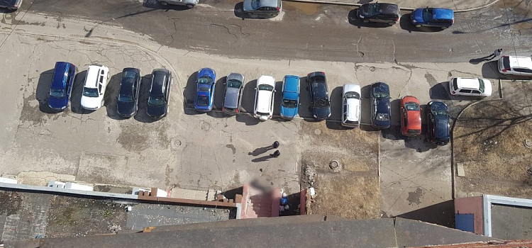 Ярославцы увидели труп из окон. Страшные кадры
