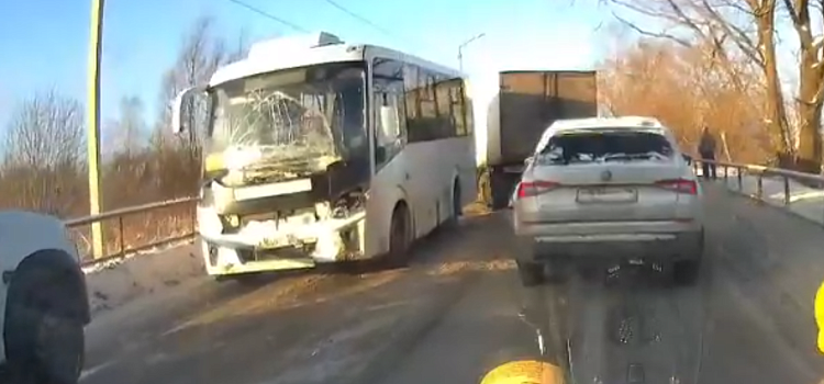 В Ярославской области произошло массовое ДТП с участием автомобиля «Почты России»_228701
