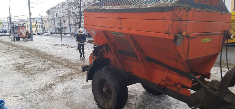 Катки открыты почти на всех городских тротуарах: в мэрии Ярославля рассказали о борьбе с гололедицей_260323