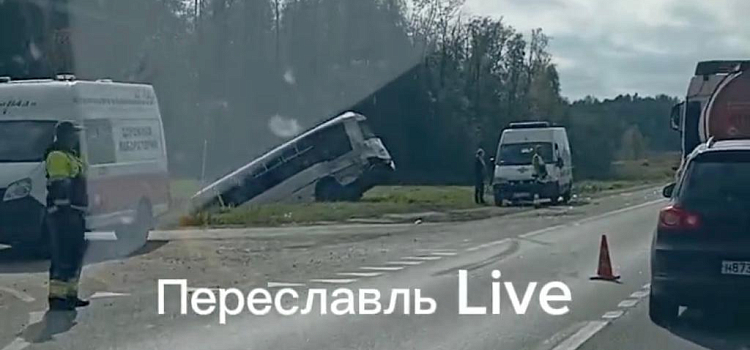 В Ярославской области на трассе М-8 столкнулись два автобуса_323928