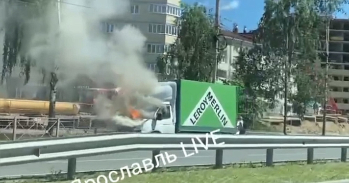 В Ярославле на проспекте Машиностроителей вспыхнул автомобиль
