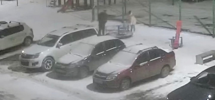 Выстрелил из аэрозольного пистолета: в Ярославле неизвестный напал на молодую маму с ребенком