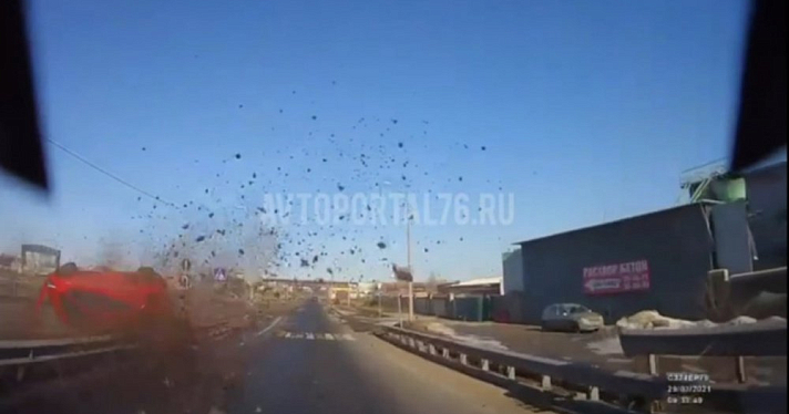 «Вошло в моду»: в Ярославле снова перевернулся автомобиль