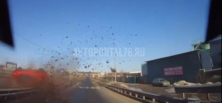 «Вошло в моду»: в Ярославле снова перевернулся автомобиль