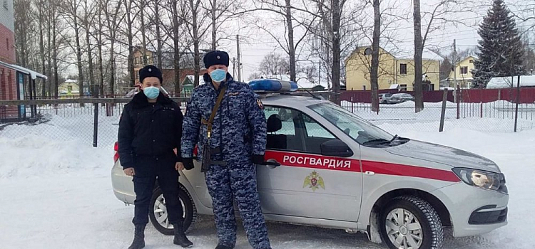Замерзал на улице! В Ярославле сотрудники Росгвардии помогли 78-летнему дедушке