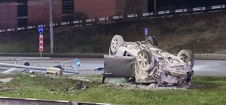 В ДТП у заправки в Ярославле пострадал водитель перевернувшейся иномарки