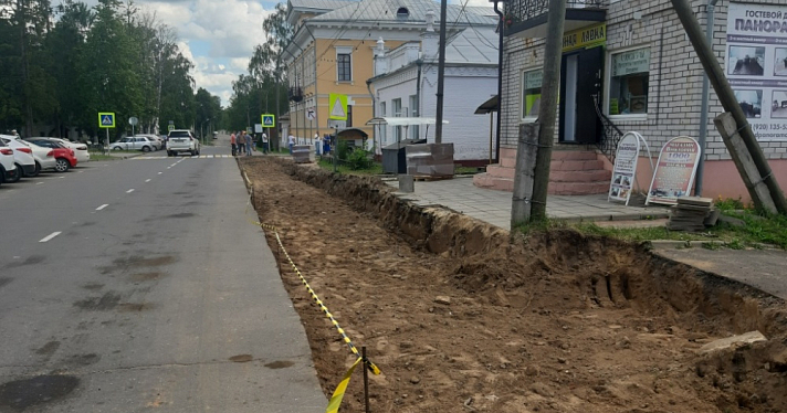 В Мышкине благоустраивают площадь у пристани