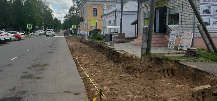В Мышкине благоустраивают площадь у пристани