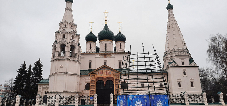 В Ярославле на Советской площади начали устанавливать елку_199890