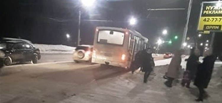 В Ярославле у автобуса с пассажирами отвалилось колесо