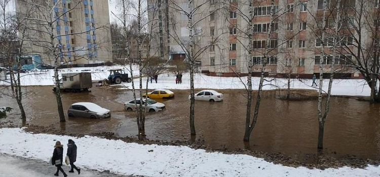 В Ярославле на улице Серго Орджоникидзе случился потоп